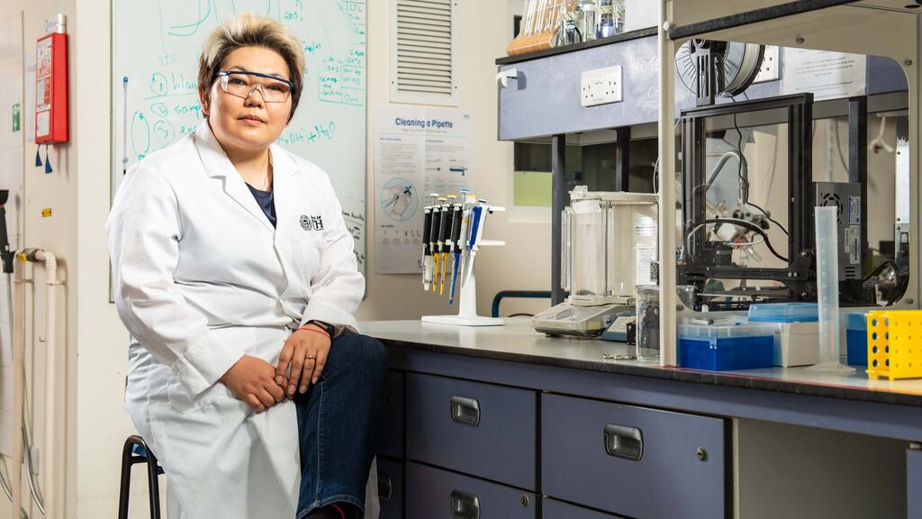 Химик Асель Сартбаева в лаборатории.